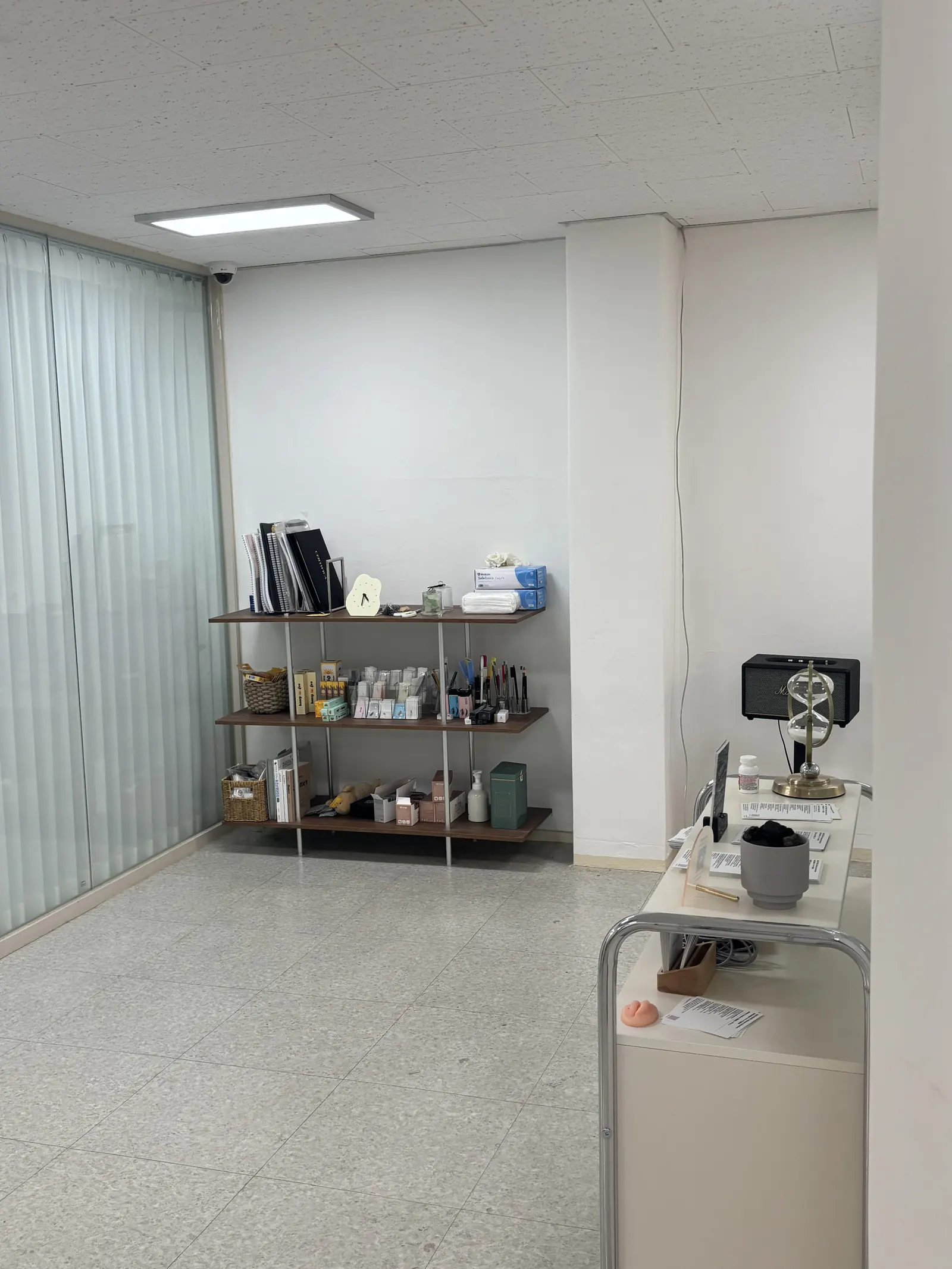 색소와 도구가 정리된 벨스튜디오 작업 선반